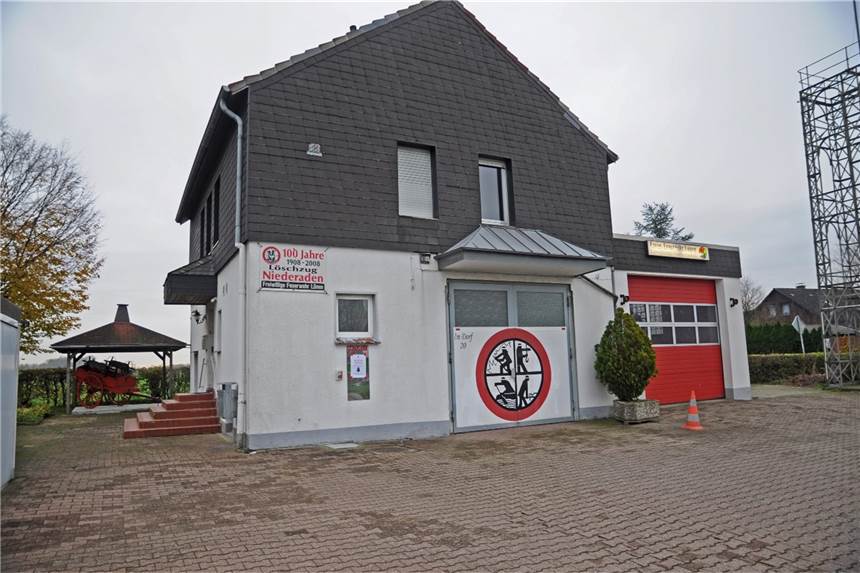 Warten auf den Spatenstich am Feuerwehrgerätehaus Niederaden Das Feuerwehrgerätehaus in Niederaden soll durch einen Neubau ersetzt werden.
