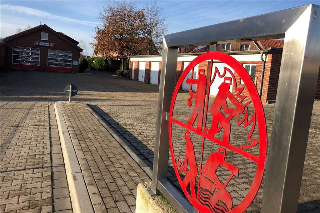 Das Feuerwehrgerätehaus in Südkirchen entspricht nicht mehr den aktuellen Anforderungen. Frauenumkleiden, Schwarz-Weiß-Trennung und andere mittel- bis langfristig notwendige Dinge hätte man lieber gestern als morgen.