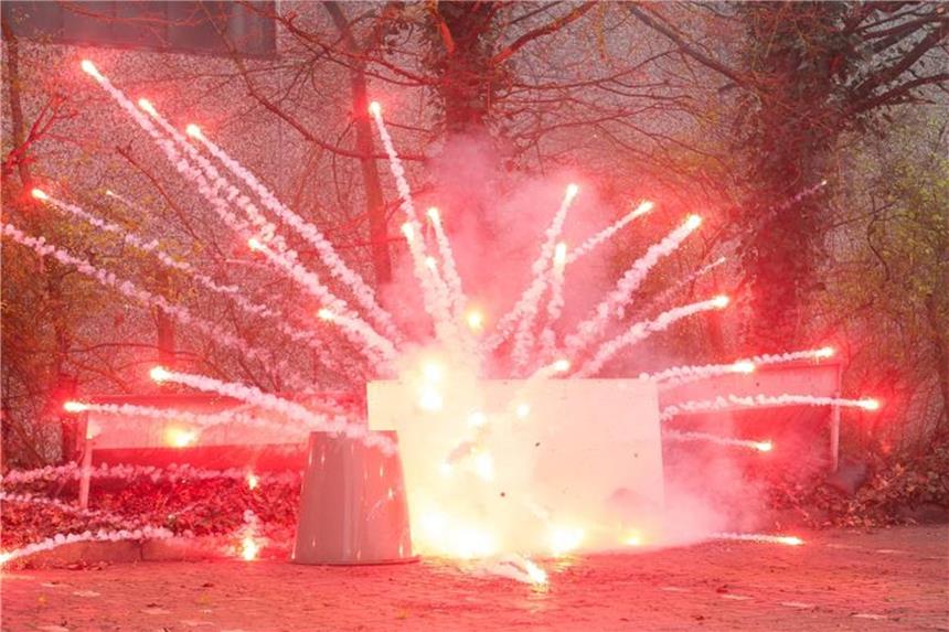 Die schädlichen Seiten des Feuerwerks Das Feuerwerk in Silvesternacht verursacht etwa 4000 Tonnen Feinstaub. Darunter leiden die Atemwege. Foto: Daniel Bockwoldt/dpa