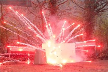 Das Feuerwerk in Silvesternacht verursacht etwa 4000 Tonnen Feinstaub. Darunter leiden die Atemwege. Foto: Daniel Bockwoldt/dpa