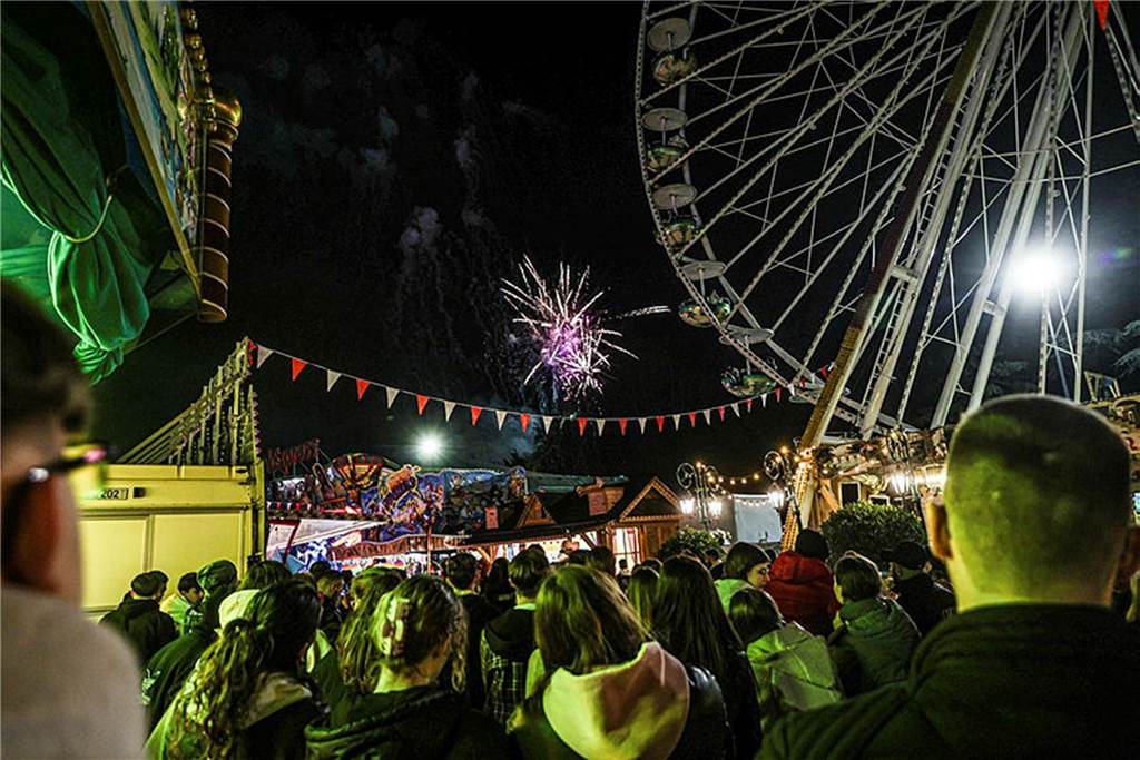Besucher bestaunen das Feuerwerk auf der Osterkirmes Fredolino in Dortmund.