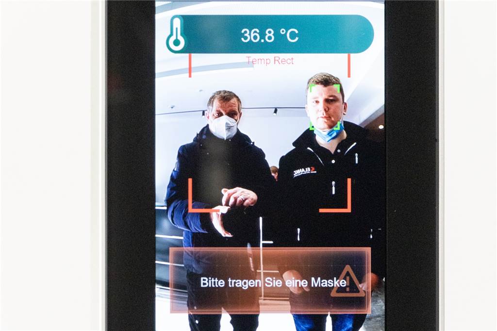 Wegen Corona: Elanko peppt berührungsloses Fieberdisplay weiter auf Das Fieberdisplay erkennt nicht nur, ob eine Maske getragen wird sondern zeigt auch in 0,2 Sekunden die Temperatur an. Hier (grüner Kasten) von Geschäftsführer Oliver Wichert.