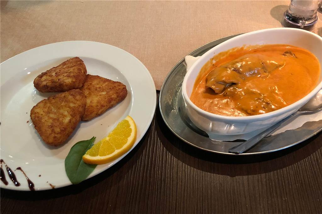 Warum können griechische Restaurants nicht so wie in Griechenland sein? Das Filetpfännchen wird von Röstis begleitet.