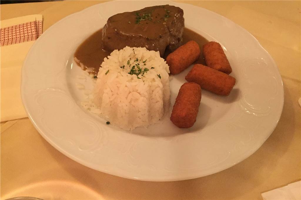 Zum Steverstrand in Olfen: Gemütliche Atmosphäre und tolle Fleischgerichte Das Filetsteak mit Peeffersauce, Butterreis und Kroketten war auf den Punkt medium und sehr zart .