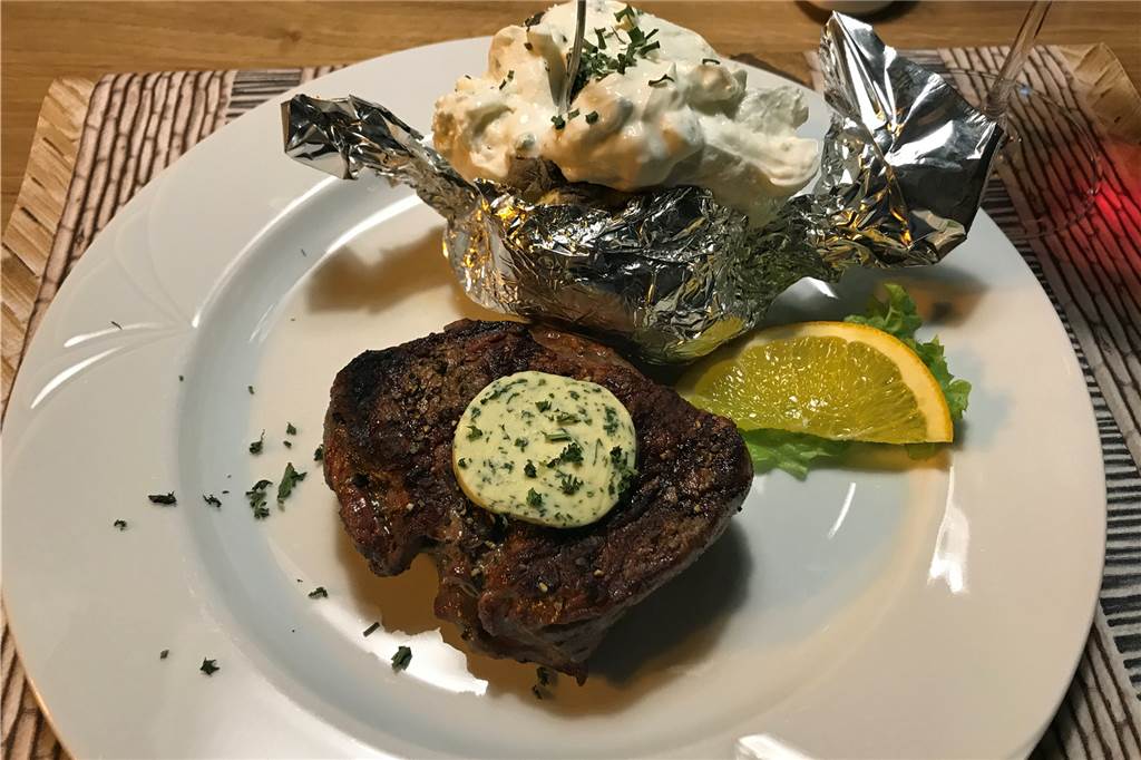 Das Filetsteak wird mit einer Folienkartoffel und Kräuterquark serviert. Salat dazu gibt es vom Büffet.