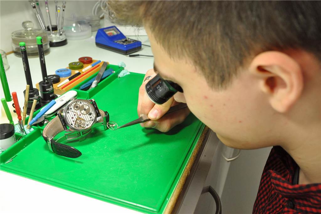 Ein Uhrmacher repariert eine Uhr beim Juwelier Bleckmann in Werne.