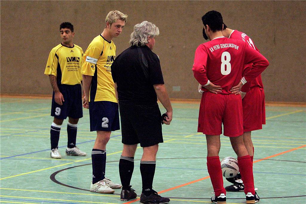 Hallenstadtmeisterschaft: Spielertrainer wechselte sich im Finale nicht aus - und triumphierte Das Finale 2006 war ein Krimi und endete mit einem 6:4 (4:4/2:4) nach Verlängerung für den SV Yeni Genclik gegen die Spvg Schwerin.