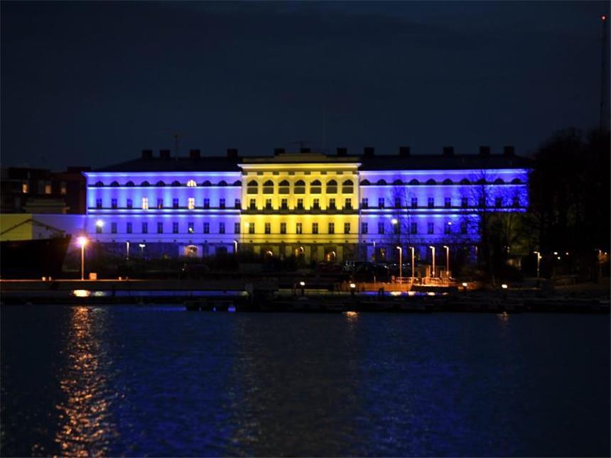 Stockholm setzt nach Anschlag Zeichen gegen Gewalt Das finnische Aussenministerium in Helsinki ist in den Farben Schwedens beleuchtet. Foto: Markku Ulander/Lehtikuva