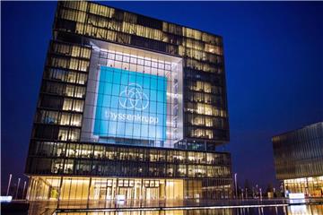 Das Firmenlogo der ThyssenKrupp Zentrale ist auf der Vorderseite des Gebäudes zu sehen. Foto: Marius Becker/Archiv