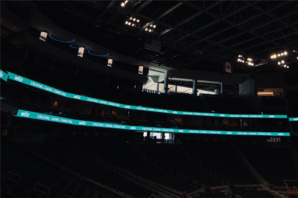 Trotz Stellenabbau: Warum Wilo nicht in Schieflage ist und wächst Das Firmenlogo von Wilo im Fiserv Forum, dem Stadion der Milwaukee Bucks.