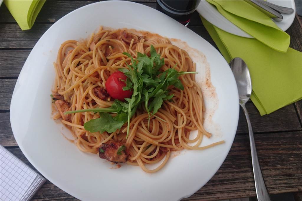 Stilvoll im Rathaus: Quälendes Warten auf versalzene Nudeln Das „Fischgetümmel“ war ein Reinfall. Statt der angegebenen Tagliatelle gab‘s Spaghetti, die zu allem Unglück noch stark versalzen waren.