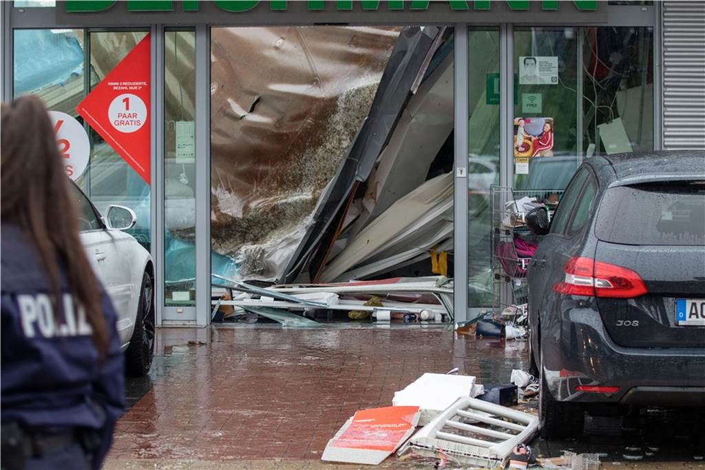 Unwetter in NRW: Chaos und Verwüstung in Hagen - Feuerwehrmann stirbt im Einsatz - Liveblog Das Flachdach eines Ladenlokals in Würselen ist eingestürzt.