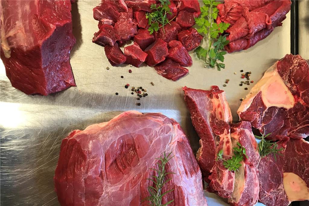 Neuer Hofladen mitten im Kreuzviertel „Den Plan hatte ich schon lange“ Das Fleisch stamme von Tieren, die ein glückliches Leben hinter sich hatten, betont Sebastian Becker-Dahlhoff. Ein Schwein etwa sei "wie ein Hund, das freut sich, wenn es dich sieht, ist neugierig und spielt", betont der Landwirt.