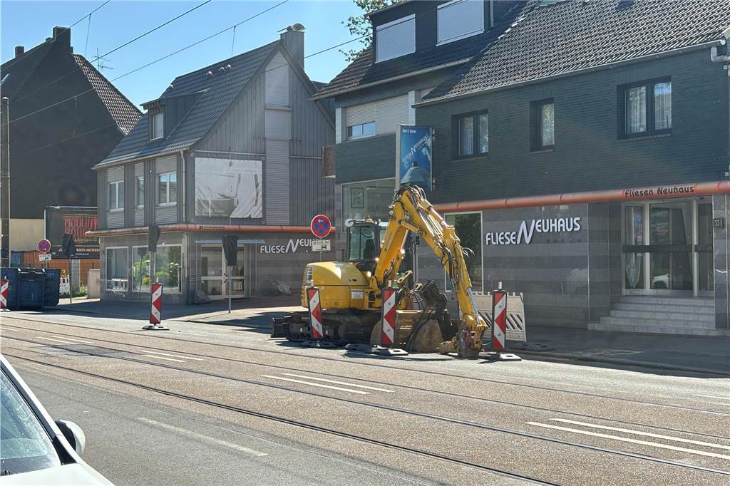 Baustelle folgt Baustelle in Brackel: Geschäfte und Anwohner genervt Ein Bagger auf der gesperrten Spur des Brackeler Hellwegs vor dem Fliesengeschäft Neuhaus.