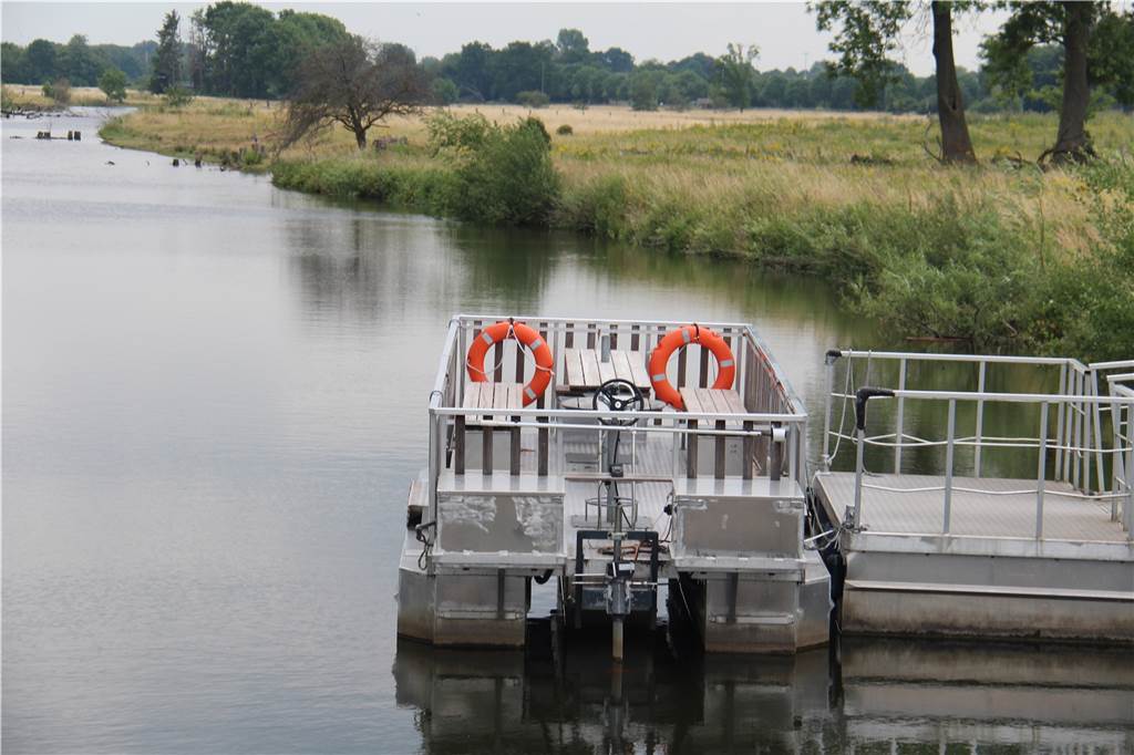 Neue Touristen-Info in Olfen: Besucher kaufen Esel für Island und Schnaps Das Floß wartet an der Kökelsumer Brücke auf Gäste.