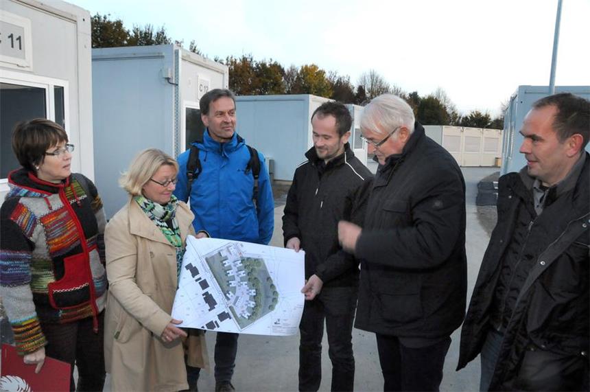 Schwerte bereitet sich auf zusätzliche Flüchtlinge vor Das Flüchtlings-Containerdorf an der Grünstraße ist gerade fertig gestellt. Noch im November sollen die ersten Flüchtlinge dort einziehen. Hier besichtigten die Schwerter Grünen mit ihrer Sprecherin Andrea Hosang (2.v.l.) das Containerdorf.