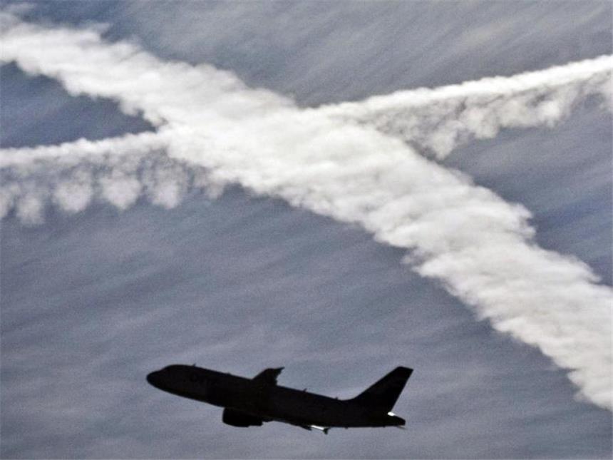 Wie kann ich nachhaltig Urlaub machen? Das Flugzeug bringt Urlauber an die schönsten Orte der Welt - doch aus ökologischen Gründen ist Reisen per Bahn und Auto besser, weil diese weniger CO2 verbrauchen. Foto: Frank Rumpenhorst/dpa/dpa-tmn