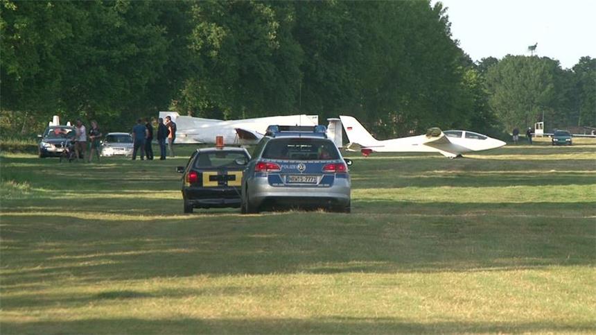 Segelflieger abgestürzt - Pilot hatte riesiges Glück Das Flugzeug stürzte ganz in der Nähe des Flugplatzes in Steinfurt-Borghorst ab.