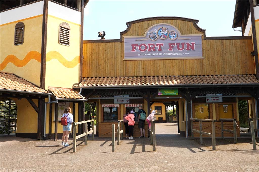 Fort Fun im großen Freizeitpark-Test: Der Familienpark Eingang des Fort Fun Abenteuerlands