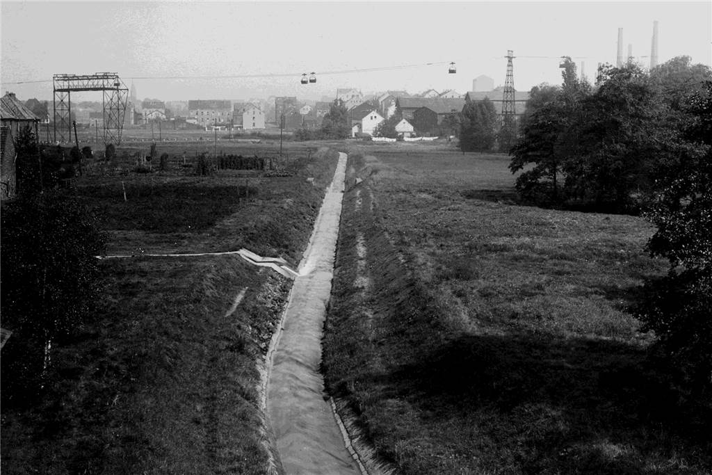 Barop: Beschauliche Dorfatmosphäre mitten in der Stadt - es sei denn, der BVB spielt Das Foto aus dem Jahr 1924 zeigt den Rüpingsbach und den Blick auf Barop.