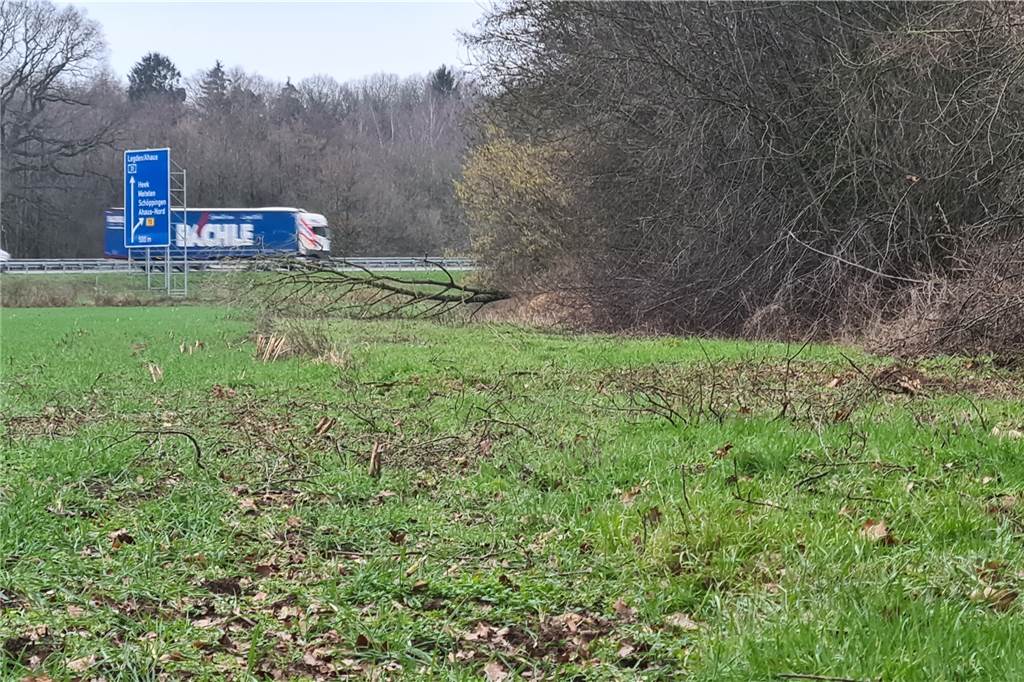 Besonderes Schild an der A31 bei Heek: Rätsel um Verbleib gelöst Das Foto belegt: Das provisorische Schild ist verschwunden. Und das schon seit vielen Monaten, wie eine Nachfrage beim für Auf- und Abbau zuständigen Unternehmen ergibt.