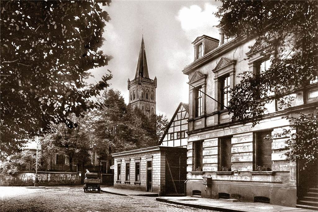 Kneipe „Zur alten Post“ in Lütgendortmund feiert 190-jähriges Bestehen Das Foto, circa 1910, zeigt das Postgebäude von 1888 und die Gaststätte "Zur Post" im Schatten der Evangelischen Kirche.