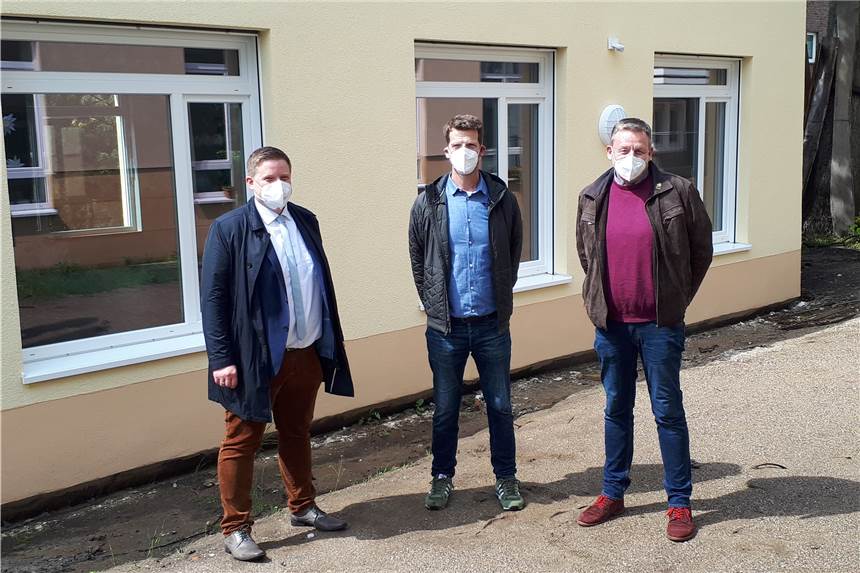 Das Foto der Stadt zeigt Bürgermeister Andreas Stegemann (l.) und Schuldezernent Dirk Meussen (r.) mit Schulleiter Martin Blißenbach am Standort Flaesheim der Heideschule.