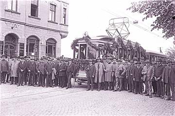 Das Foto dokumentiert die erste Straßenbahnfahrt von der Lukas-Kreuzung bis zur Waltroper Gaststätte Beckmann (heute Bröggelhoff) am 23. Dezember 1924. Im Vordergrund stehen die Gemeindevertreter.