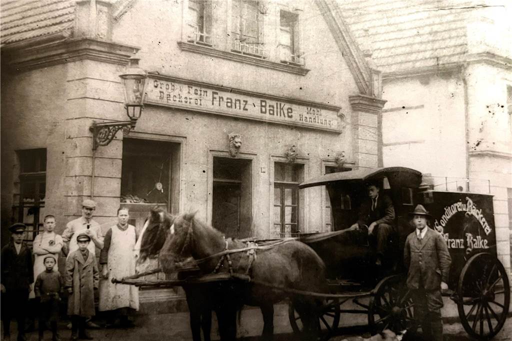 Balkes Pferdefuhrwerk vor der Bäckerei