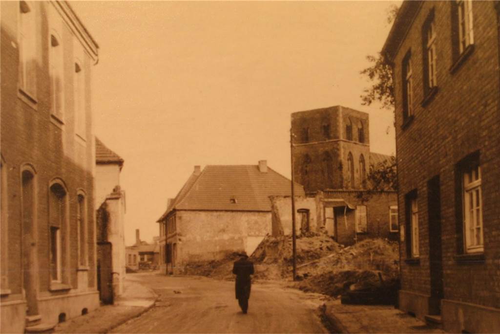 Bomber legten vor 75 Jahren Schermbeck in Schutt und Asche Das Foto entstand erst ein Jahr nach Kriegsende, aber es lässt erahnen, wie es in den Tagen der Bombenangriffe und des Frontübergangs in Schermbeck ausgesehen haben mag. In der Bildmitte erkennt man die zerstörte Georgskirche.