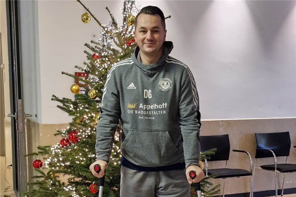 Schock für Holzwickedes Co-Trainer Damian Grauer Das Foto entstand im Krankenhaus vor einem Weihnachtsbaum.