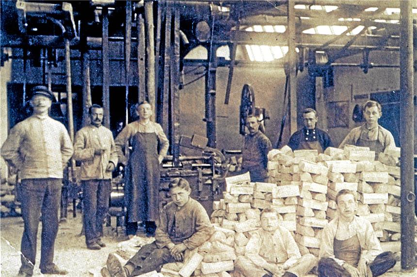 Deelmann schließt bis zum Jahresende Das Foto entstand in den Anfangsjahren von Deelmann, als in der Fabrik an der Ramsdorfer Straße Holzschuhe produziert wurden. Foto: Archiv Heimatverein Südlohn.