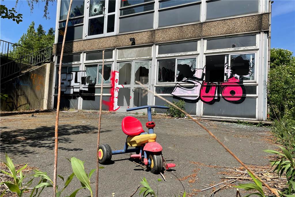 Hoffnung für Hacheney: 2024 soll an der B 54 endlich abgerissen werden Ein Dreirad steht vor der ehemaligen Flüchtlingsunterkunft in Dortmund-Hacheney.