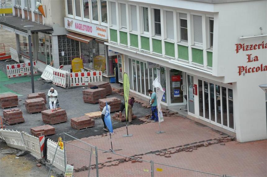 Pfusch: Pflaster in Lüner City sorgt erneut für Ärger Das Foto stammt von Montag. Da wurde das komplette neue Pflaster vor der Pizzeria La Piccola abgetragen - unter den Argusaugen eines Passanten.