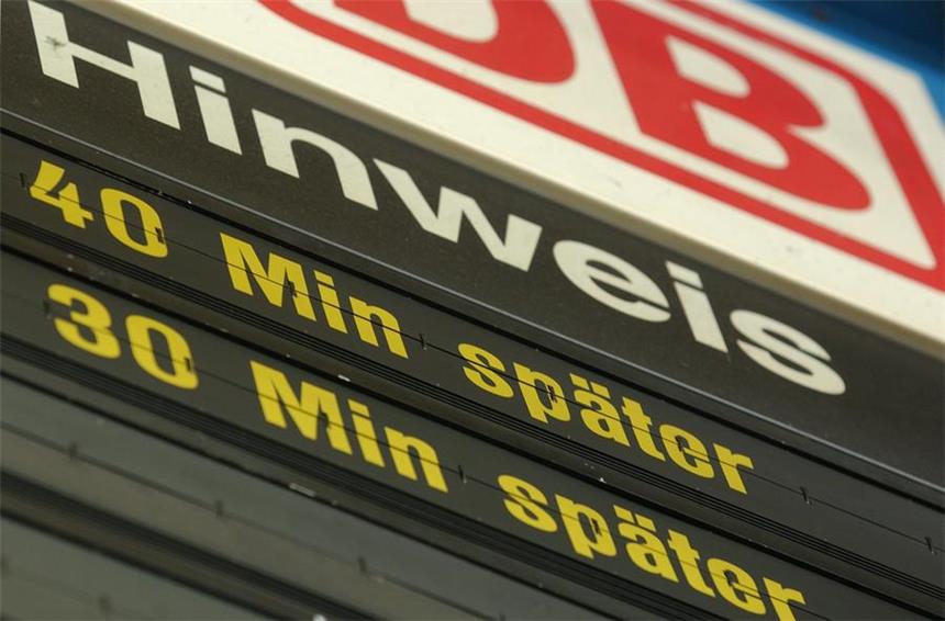 Bahnverkehr: Verspätungen und Zugausfälle in NRW Das Foto vom Mittwoch (25.06.2003) zeigt eine Anzeigetafel auf dem Münchner Hauptbahnhof, auf dem die Verspätung zweier Züge angekündigt wird. Tausende Pendler auf der Bahnstrecke München-Augsburg sind am Mittwochmorgen zu spät zur Arbeit gekommen. Einen Tag nach einer Panne am Stellwerk in Olching (Landkreis Fürstenfeldbruck) war der Bahnverkehr auf der Strecke weitgehend lahm gelegt. Ein Bagger hatte am Dienstag (24.06.2003) ein Kabel durchtrennt. Die Störung werde voraussichtlich bis Mittwochabend andauern, berichtete die Deutsche Bahn AG in München. Foto: Matthias Schrader dpa/lby |