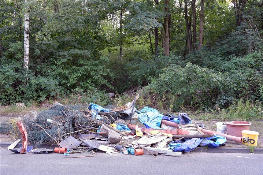 Wieder Müll-Ärger in Straße Zum Stummhafen: Es gibt eine Vermutung Das Foto vom vergangenen Donnerstag zeigt die Müllkippe an der Straße Zum Stummhafen - hier liegt wohl nicht zum ersten Mal Unrat.