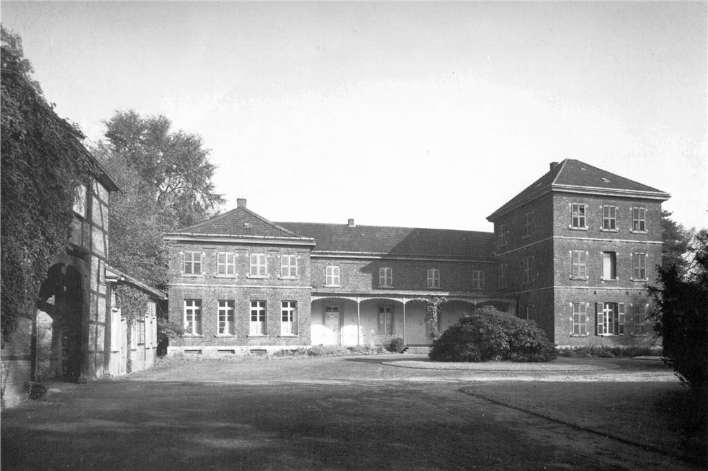 So bekam Sythen sein Schloss zurück und erhielt eine Kulisse für Traumhochzeiten dazu Das Foto von 1930 zeigt den Blick vom Innenhof am Torhaus entlang – vorbei am Eingang – auf das Herrenhaus. Dieses wurde 1971 abgerissen.