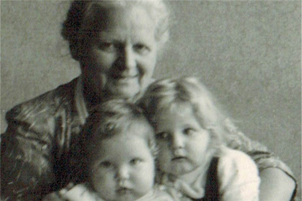 Dortmunds erster Martinszug zog nur durch einen privaten Garten Das Foto von Käthe Kaufhold mit Susanne Meyer und ihrer Cousine Gudula (r.)stammt aus dem Jahr 1955.