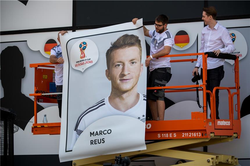 „Die Frauen in Südkorea lieben Marco Reus“ Das Foto von Marco Reus wird an der Fassade des Fußballmuseums aufgeklebt.