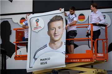 Das Foto von Marco Reus wird an der Fassade des Fußballmuseums aufgeklebt.