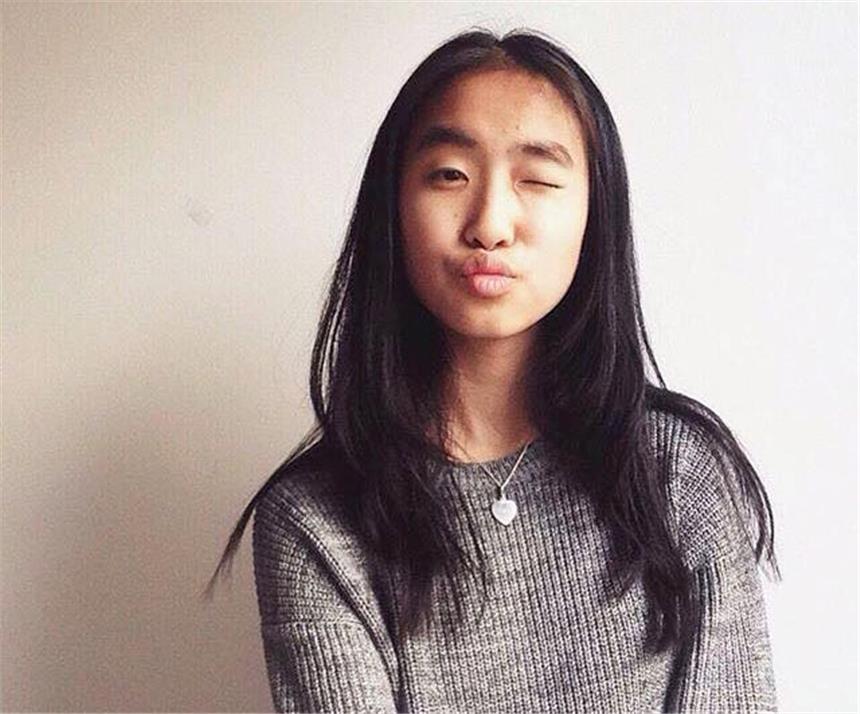 15-jährige Bivsi darf nach Deutschland zurückkehren Das Foto zeigt Bivsi Rana (undatierte Aufnahme). Fast zwei Monate nach der Abschiebung der 15 Jahre alten Bivsi Rana nach Nepal darf das Mädchen mit seinen Eltern nach Deutschland zurückkehren. «Mir fällt persönlich ein Stein vom Herzen, dass es uns gelungen ist, diese äußerst schwierige Situation zu lösen», teilte Duisburgs Oberbürgermeister Link am 25.07.2017 mit. Bivsi und ihre Familie sollen über ein Schüleraustausch-Visum wieder nach Deutschland einreisen können. Foto: Eva Selic/dpa +++(c) dpa - Bildfunk+++