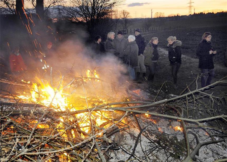 Brennende Kaninchen kriechen aus dem Osterfeuer Das Foto zeigt das Feuer auf der Reitanlage Oemchen, als es an Karsamstag bereits einige Zeit brannte.
