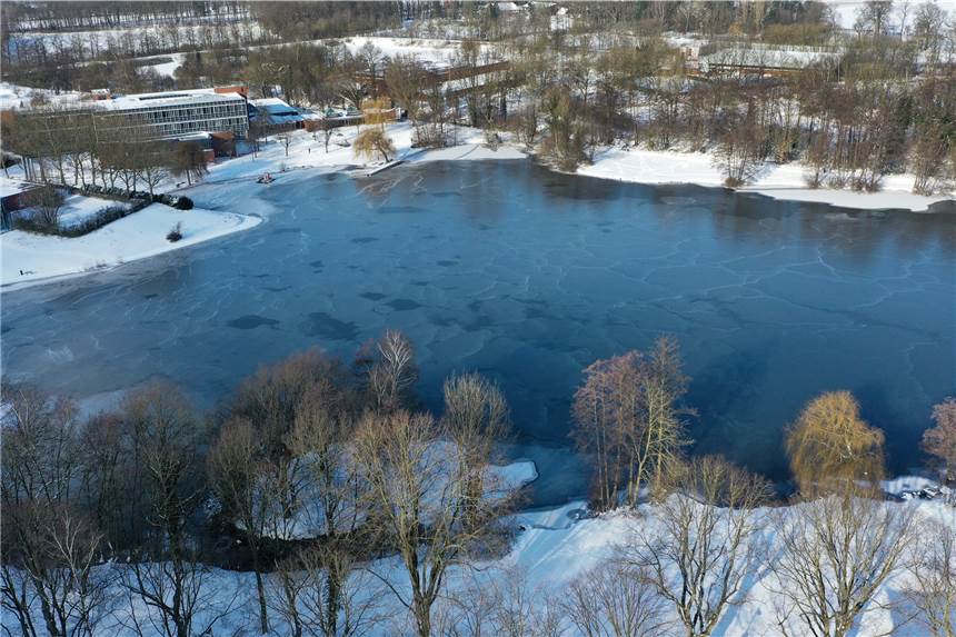 Dorstener Feuerwehr warnt davor, zugefrorene Eisflächen zu betreten Das Foto zeigt den aktuell schon teils zugefrorenen See in Wulfen-Barkenberg.