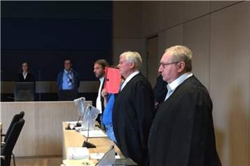 Das Foto zeigt den Angeklagten im Fall Marvin an der Seite seiner Verteidiger beim Prozessauftakt im Juni 2020.