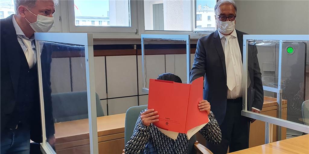 Messerattacke auf Großhochzeit in Bottrop: „Ich war völlig außer mir“ Das Foto zeigt den Angeklagten zwischen seinen Verteidigern Lars Volkenborn (li.) und Rüdiger Deckers.