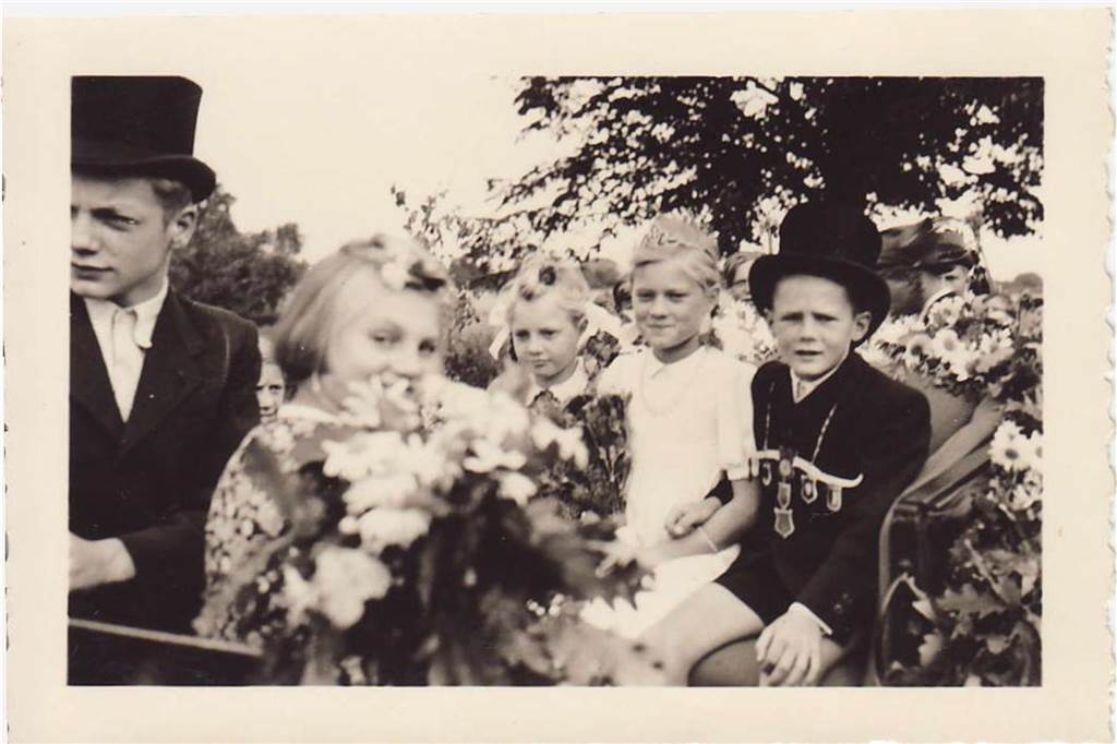 Kiliangilde Schermbeck lässt alte Tradition aufleben – nach 72 Jahren Das Foto zeigt den Kinderschützenkönig Willi Dickmanns mit seinem Hofstaat.
