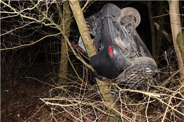 Das Foto zeigt den Opel nach dem Unfall.