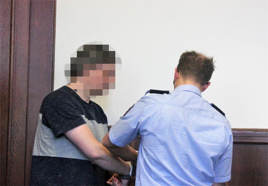 Mutmaßlicher Lidl-Erpresser saß wegen Mordes Das Foto zeigt den wegen Mordes vorbestraften Angeklagten beim Abnehmen der Handschellen.