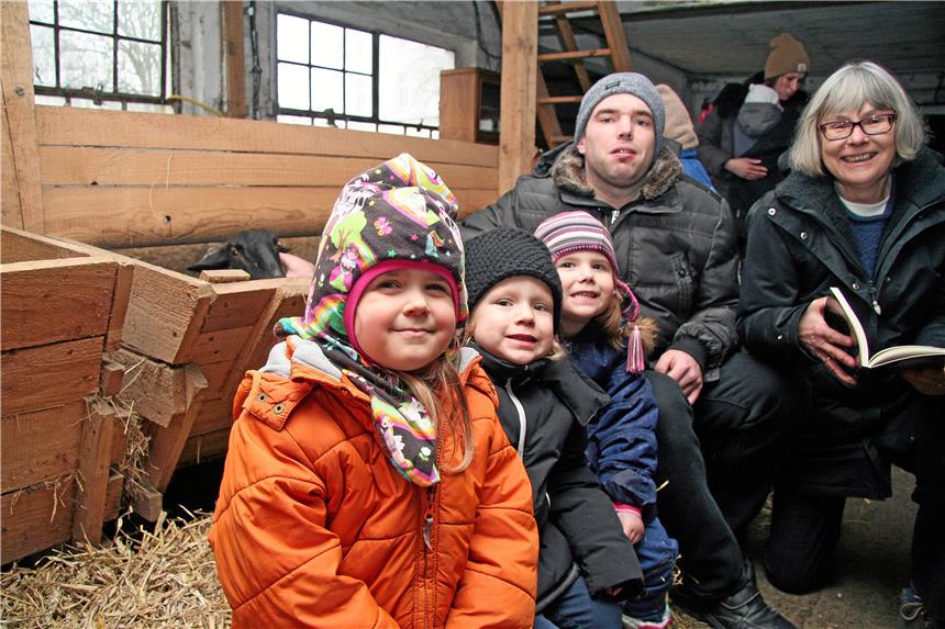Es war einmal ein zitronengelbes Schaf … Das Foto zeigt die Autorin Dr. Gudrun Güth, den Hobbymaler und Schaf-Fan Thomas und einen Teil der Kinder kurz vor Beginn der Lesung im Schafstall auf Gut Königsmühle.