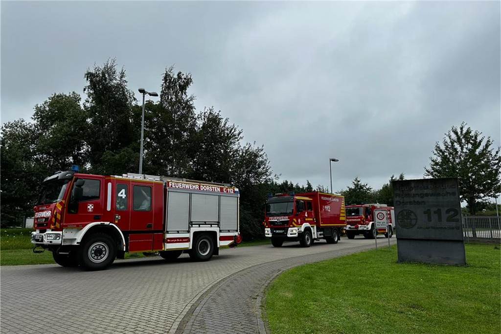 Feuerwehrleute aus Dorsten und Haltern halfen in Gelsenkirchen Das Foto zeigt die Einsatzkräfte der Feuerwehr aus Dorsten-Rhade bei der Abfahrt nach Gelsenkirchen